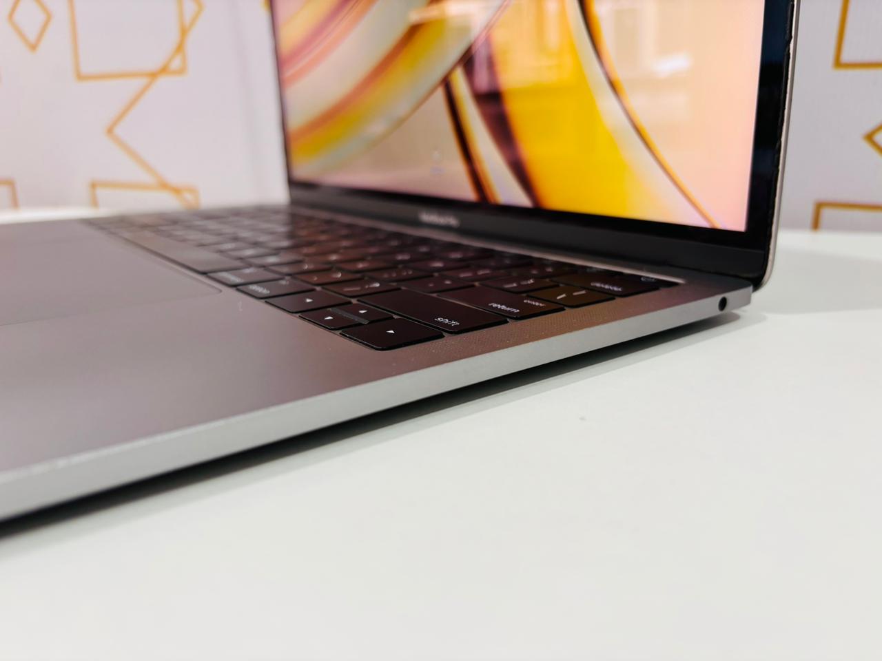 Apple MacBook Pro (13-inch, 2017). Processor: 2.3 GHz Dual-Core Intel Core i5 Memory: 8 GB 2133 MHz LPDDR3 Storage: 256 GB SSD Graphics: Intel Iris Plus Graphics 640 1536 MB - Image 4